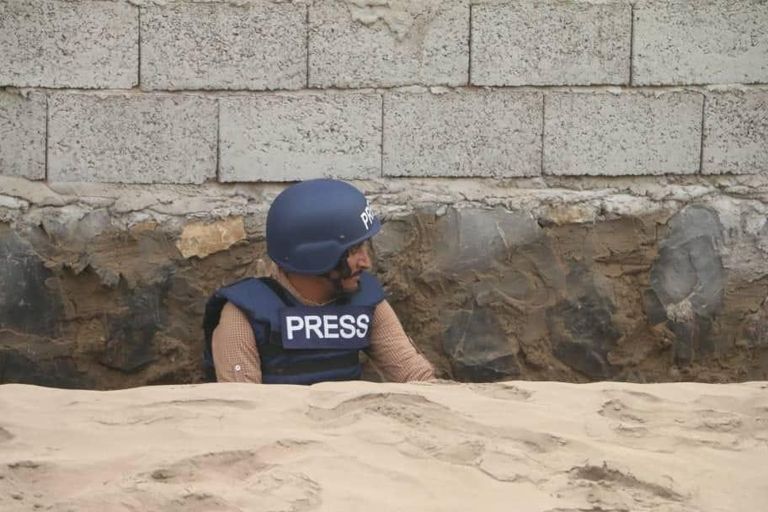 الجنابي خلال أداء عمله الـصحفي الجناني شهيد الإرهاب الحوثي الإيراني بين أطفال يمنيين