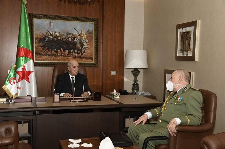 جانب من لقاء الرئيس الجزائري مع قائد الجيش جانب من لقاء الرئيس الجزائري وقائد الجيش