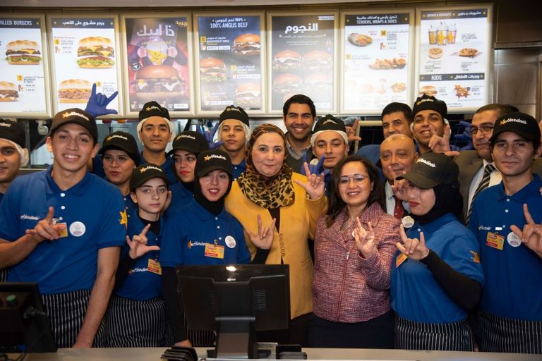 وزيرة التضامن تتوسط شباب المطعم