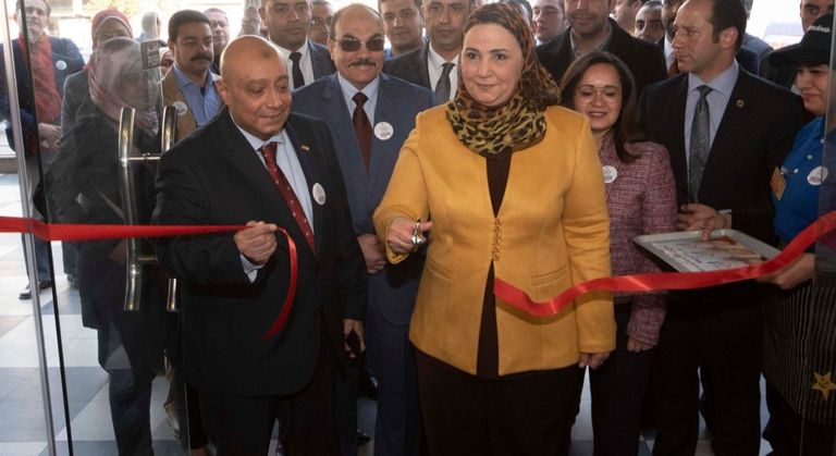 وزيرة التضامن تتوسط شباب المطعم