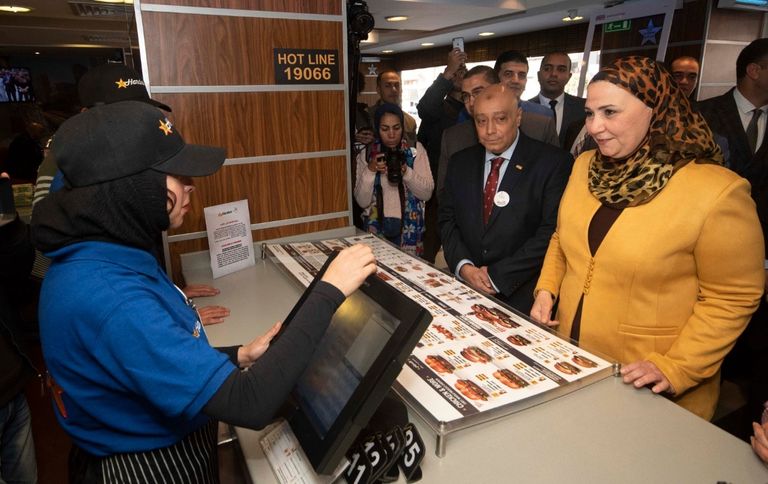 وزيرة التضامن تتوسط شباب المطعم