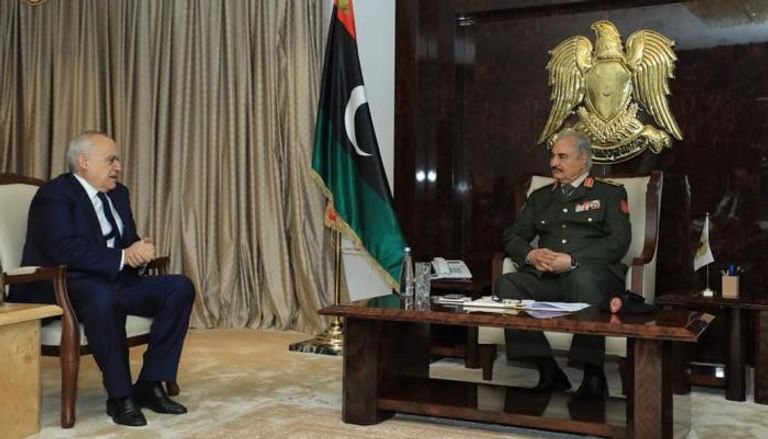 المشير خليفة حفتر قائد الجيش الليبي والمبعوث الأممي غسان سلامة