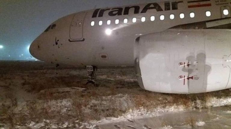 طائرة إيرانية تنحرف عن المدرج خلال الهبوط - أرشيفية