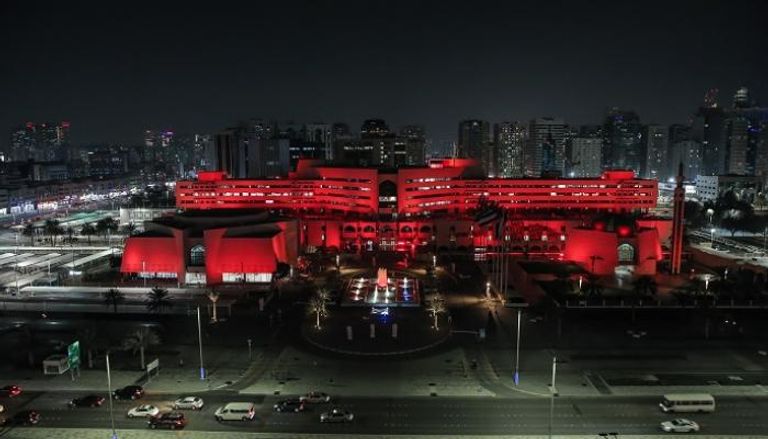مبنى بلدية أبوظبي باللون الأحمر تضامنا مع الصين