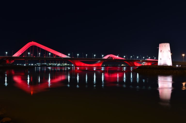 مبنى بلدية أبوظبي باللون الأحمر تضامنا مع الصين