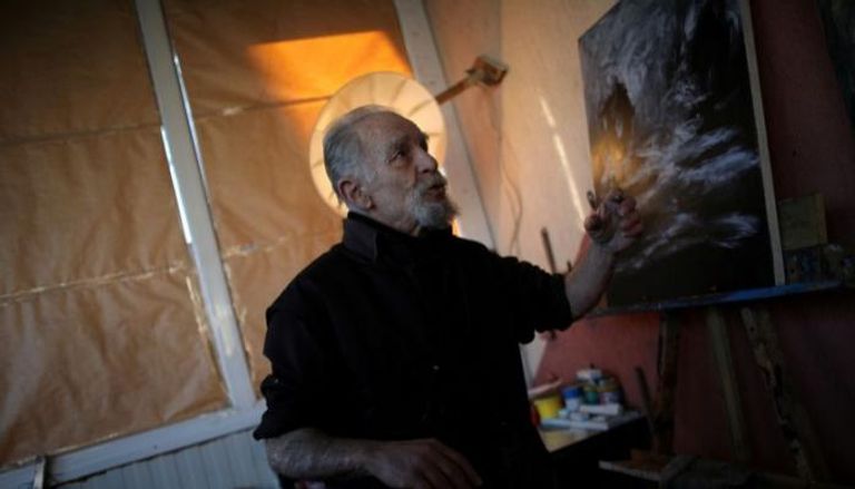 الرسام البلغاري أمام إحدى لوحاته