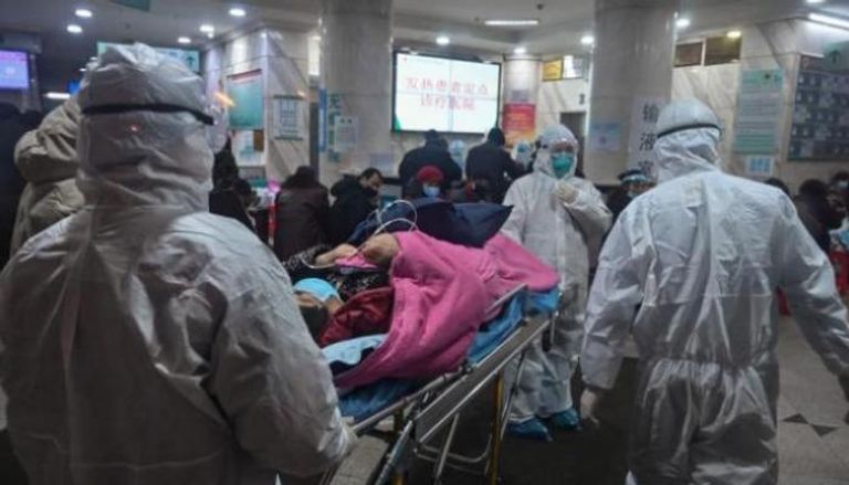 أطباء يسعفون أحد المرضى بمستشفى صيني