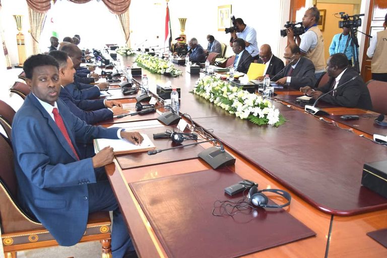 حمدوك لدى وصوله إلى جيبوتي