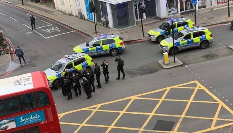 الشرطة البريطانية في موقع حادث الطعن
