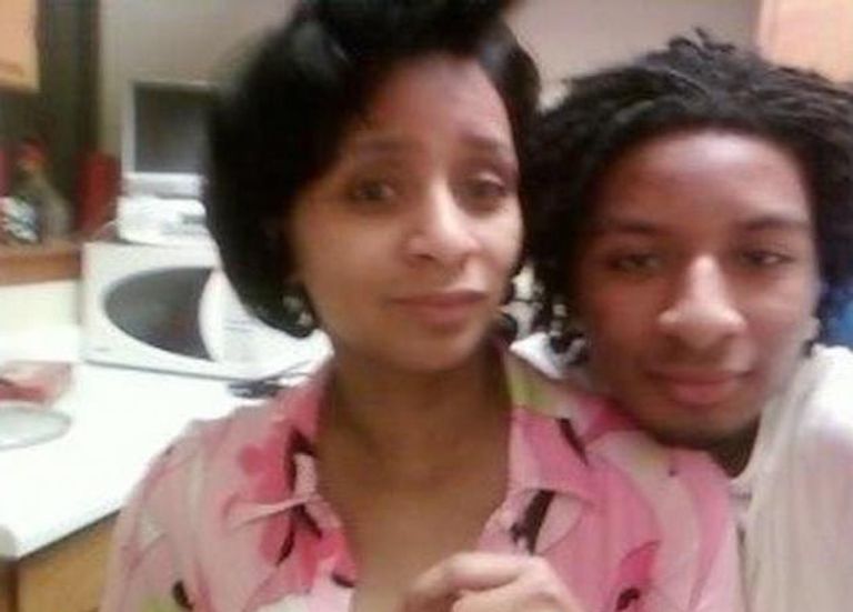 كومان ويلسون ووالدته يولاندا هولمز