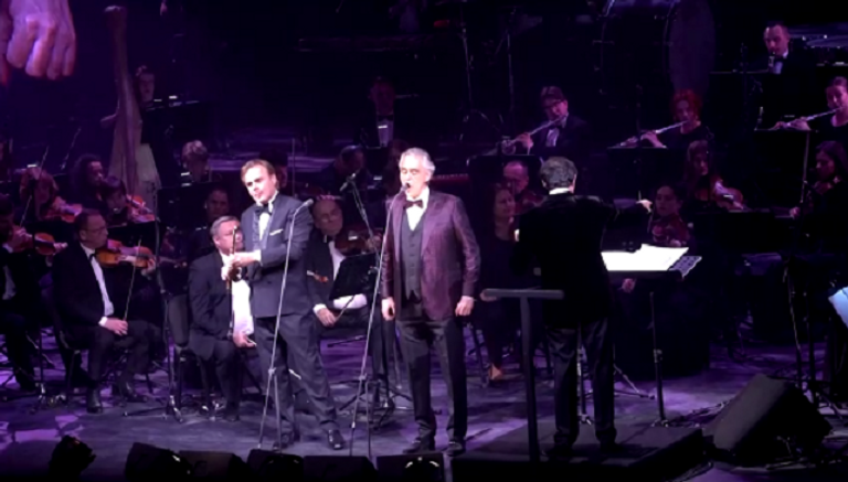 مغني الأوبرا الإيطالي أندريا بوتشيلي خلال الحفل