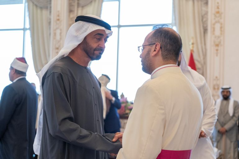 محمد بن زايد يستقبل أعضاء لجنة تحقيق أهداف "وثيقة الأخوة الإنسانية"