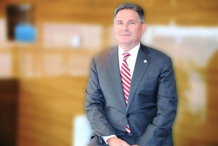 كلود آلين، نائب الرئيس والمدير العام لمنطقة الشرق الأوسط وأفريقيا في شركة "جونسون كونترولز" سعيد محمد الطاير، رئيس "المنظمة العالمية للاقتصاد الأخضر"