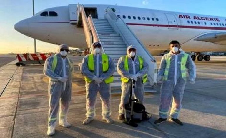 الفريق الطبي الذي استقبل العائدين من الصين