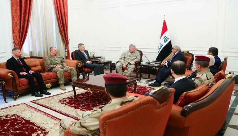 عادل عبدالمهدي والجنرال كينيث ماكنزي خلال لقاء اليوم ببغداد