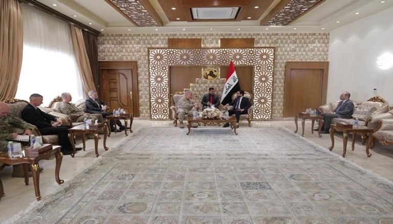 عادل عبدالمهدي والجنرال كينيث ماكنزي خلال لقاء اليوم ببغداد