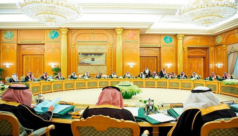 خادم الحرمين الشريفين خلال جلسة الوزراء في قصر اليمامة