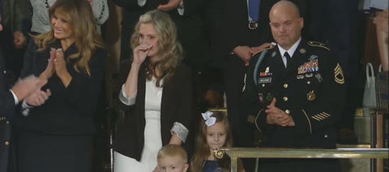 الزوجة وطفلاها لحظة لم شمل العائلة