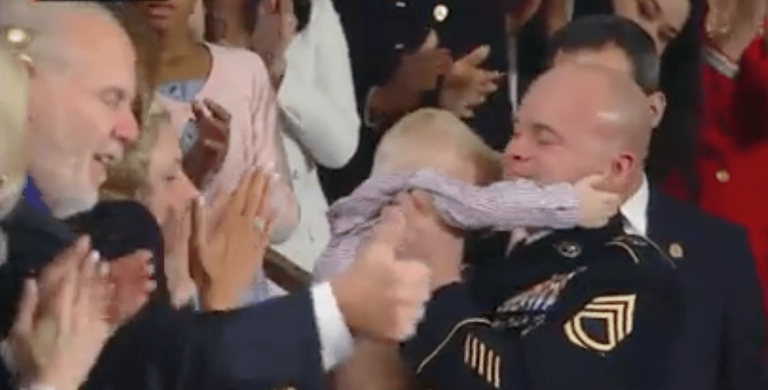 الزوجة وطفلاها لحظة لم شمل العائلة