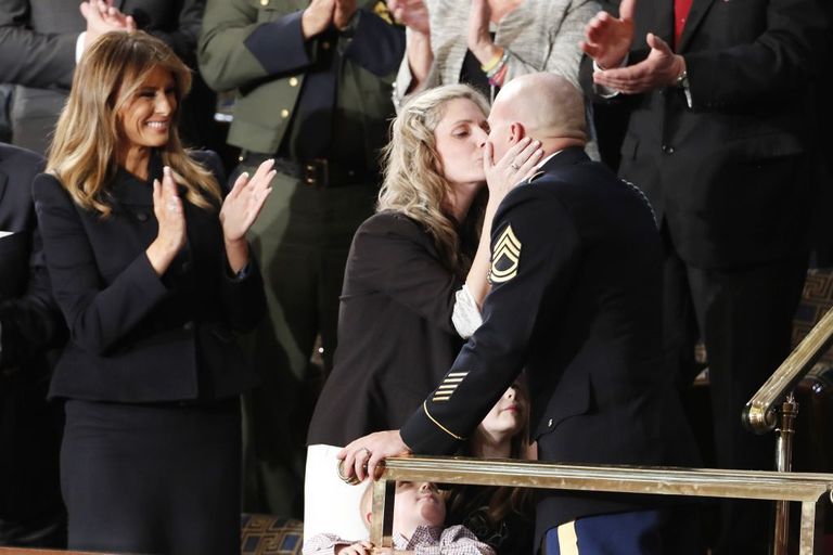 الزوجة وطفلاها لحظة لم شمل العائلة