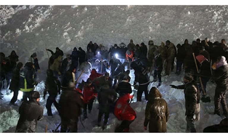 الانهيار الجليدي وقع أثناء مرور حافلة تقل ركابا