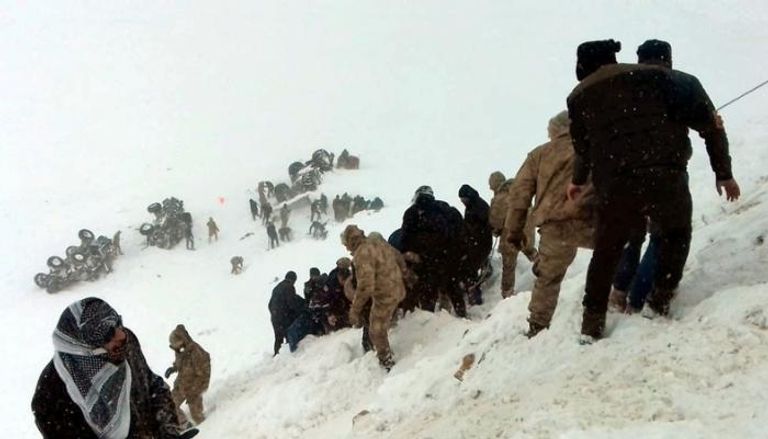 جنود أتراك يشاركون في جهود الإنقاذ