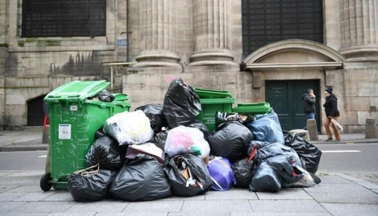 أكوام من القمامة على الأرصفة في شوارع باريس