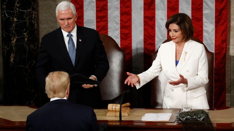 نانسي بيلوسي خلال تمزيق خطاب حالة الاتحاد