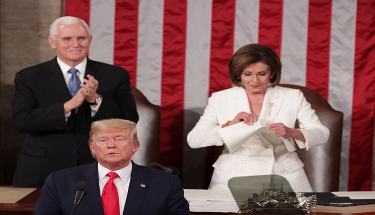 لحظة تمزيق نانسي بيلوسي خطاب الاتحاد