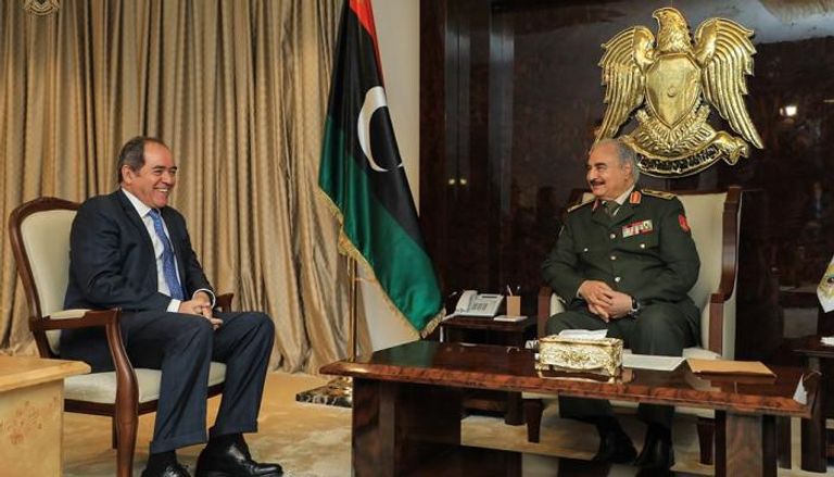 المشير خليفة حفتر يستقبل وزير الخارجية الجزائري في بنغازي