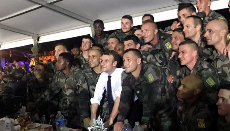 الرئيس الفرنسي إيمانويل ماكرون مع جنود بلاده في أفريقيا - أرشيفية
