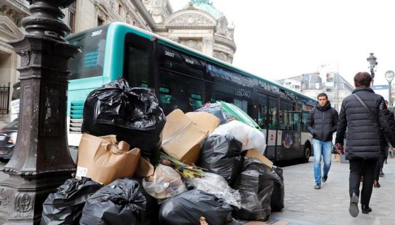 تراكم القمامة في شوارع باريس يزعج السائحين