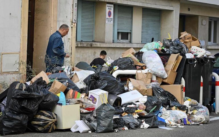 تراكم القمامة في شوارع باريس يزعج السائحين