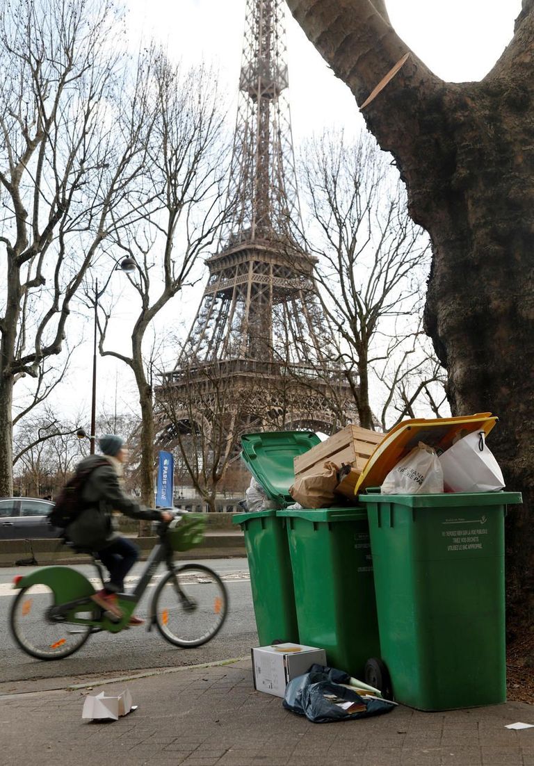 تراكم القمامة في شوارع باريس يزعج السائحين