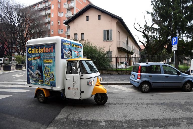 أندريا كاربيني إلى جوار عربته