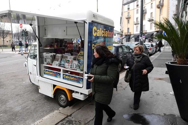 أندريا كاربيني إلى جوار عربته