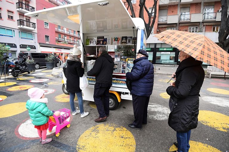 أندريا كاربيني إلى جوار عربته