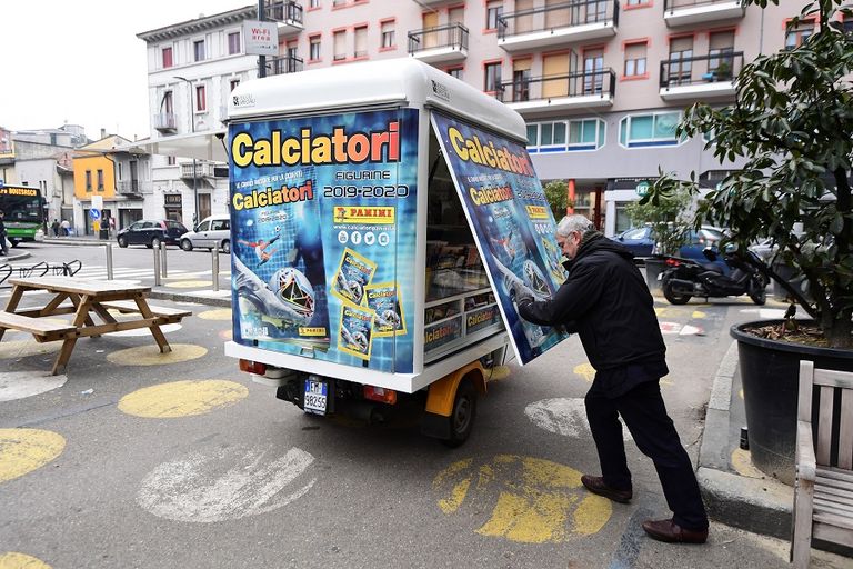 أندريا كاربيني إلى جوار عربته