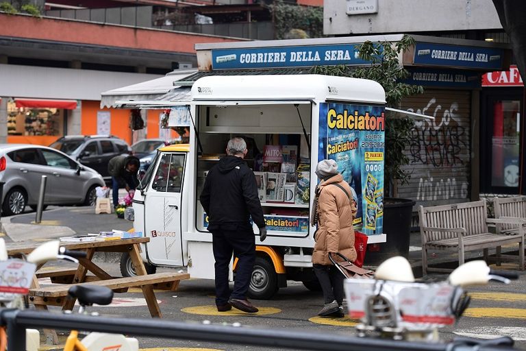 أندريا كاربيني إلى جوار عربته