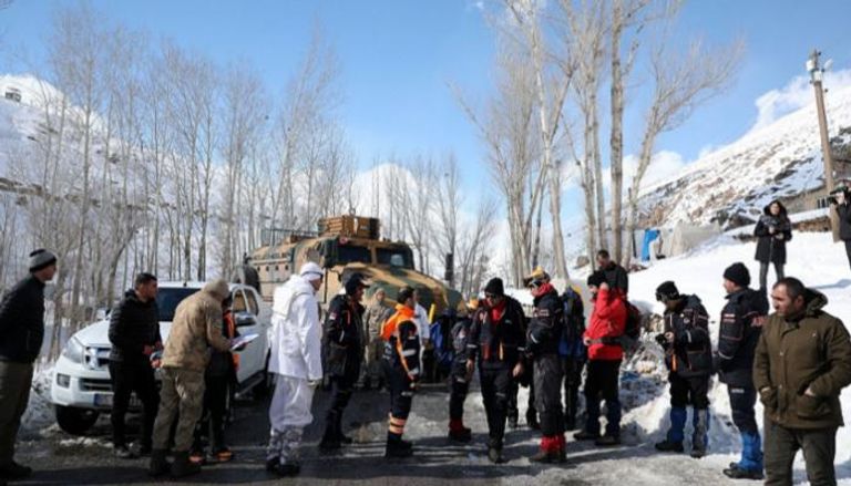 عمال الإنقاذ في موقع حادث الانهيار الثلجي