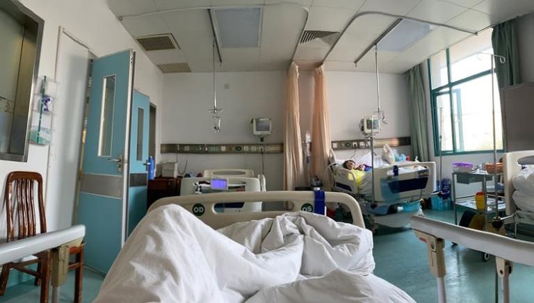 الطبيب لي وينليانج في سريره بالعناية المركزة الطبيب لي وينليانج يتحدث من سريره بالعناية المركزة