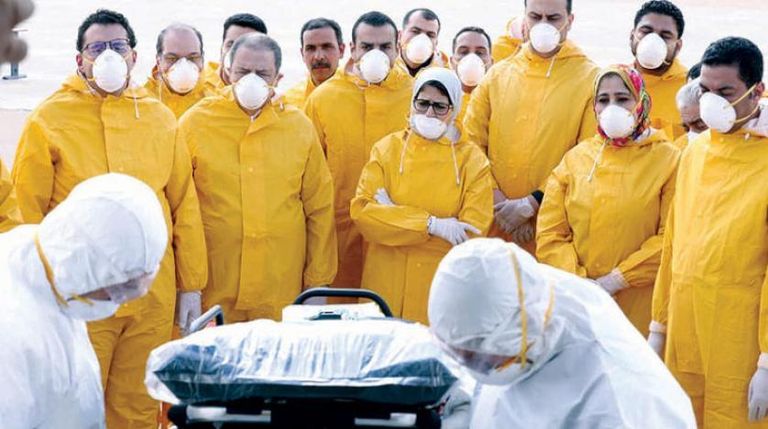 وزيرة الصحة أثناء استقبال العائدين من الصين