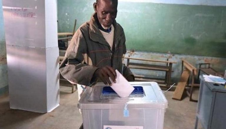 مواطن بوركيني يدلي بصوته في الانتخابات الماضية