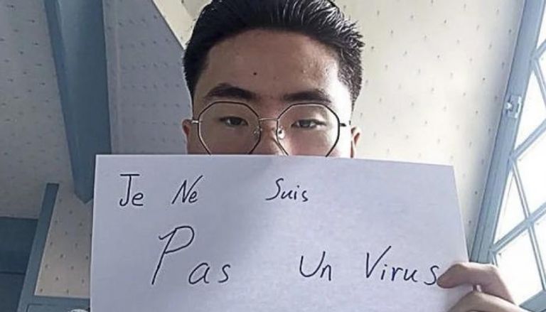 صيني كتب بالفرنسية "أنا لست مصاب بكورونا" ضمن حملة توعية