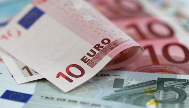 اليورو ينخفض لأدنى مستوى في 4 أشهر