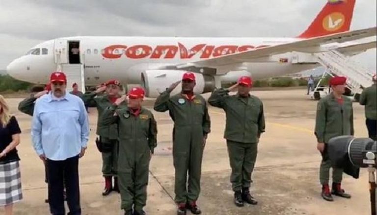 نيكولاس مادورو أمام إحدى طائرات 