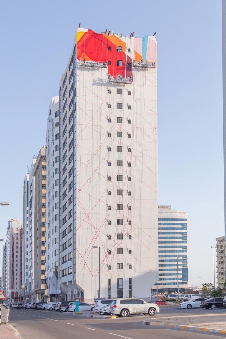 ميمونة شريف خلال زيارة مقر عمل الفنانة ماد سي