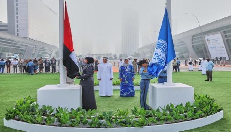 رفع علمي الإمارات والأمم المتحدة في أول أيام المنتدى