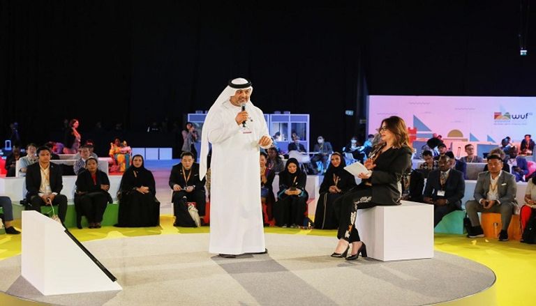 رفع علمي الإمارات والأمم المتحدة في أول أيام المنتدى