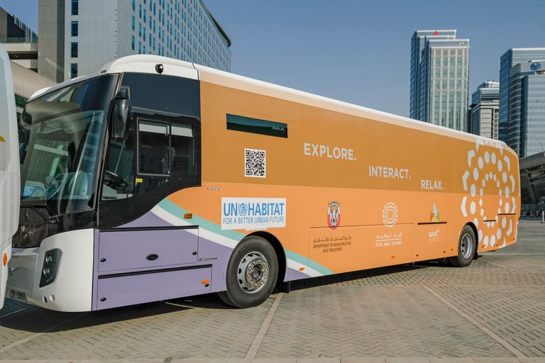 حافلات مزينة احتفالا بالمنتدى الحضري العالمي في أبوظبي